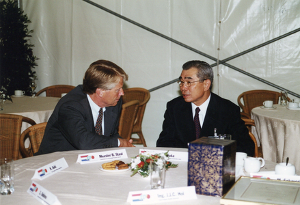 842519 Afbeelding van de commissaris van de koningin in de provincie Utrecht mr. Boele Staal, in gesprek met een van de ...